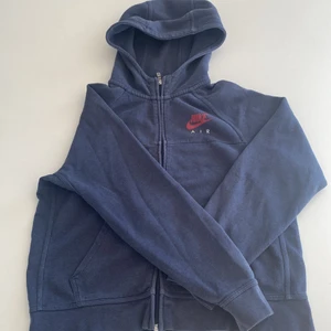 Nike zip-up  - Super skön och trendig nike air zip/up hoodie! har en liten fläck på armen som jag märkte nu så den syns knapps! Står xl men passar medium