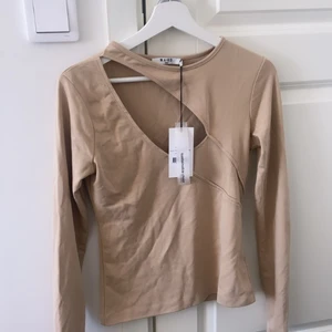 Tröja  - Tröja från NA-KD, storlek M (aldrig använd & prislapp kvar) 