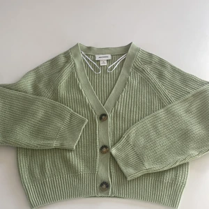 kofta! - super skön och grön kofta! knappt använd med en extra knapp! står xs men passar på någon som bör s-m! passar som på bilden eller om man knäpper up den och bär den som en ”vanlig” kofta