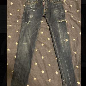 Hej säljer ett par relativt nya dsquared2 jeans de är i storlek 50 men passar 48 så ungefär 32/32.32/33