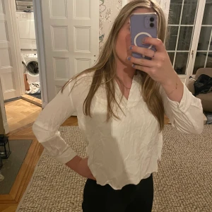 Vit långärmad blus - Härlig och bekväm när det är varmt ute! Kan användas året om😝🥰