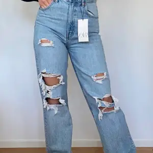 Säljer ursnygga jeans från Zara med prislappen kvar, köpta för 400kr i storlek 36. Byxorna är precis som visade på bild, och är som sagt i modellen tall 🤩 Helt slutsålda på hemsidan dessutom💛