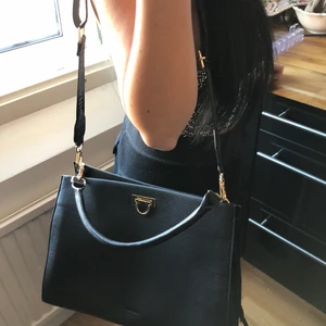 Don donna väska - En jätte fin don donna väska köpt på rizzo i Göteborg, använd 1 gång endast då den inte faller mig i smaken. Nypris 899 säljer den för 600kr och då ingår spårbar frakt. 