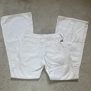 Lågmidjade vita jeans från Lee - Jag säljer mina Lågmidjade utsvängda vita jeans från Lee köpta secondhand 💓 säljer pga för små. Midjemått: 72 cm Innerbenslängd: 76 cm jag har vanligtvis storlek 34-36. Andvända ett fåtal ggr, bra skick! Det är bara att skriva om ni har frågor om storlek eller annat💓💓skriv för frakt pris