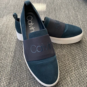Sneakers - Calvin Klein - 💙Calvin Klein sneakers som knappt är använda. Storlek 39 men känns som 40💙