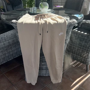 Mjukisbyxor från Nike - Ett par mjukisbyxor som jag spontanköpte men som inte kommer till användning tyvärr då jag har så många andra! Använda max 3 gånger och köptes i höstas, inga defekter eller liknande, bara garderobsrensning! Kom privat vid frågor och funderingar! Tror att jag köpte de för 380 kronor ish? Storlek S men passar mellan xs-m. Vid snabb affär kan jag sälja de för 175kr inklusive frakt!