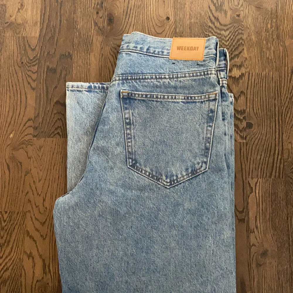 Säljer dessa jeans från weekday, modell Beyond Relazed Wide jeans. Jätte snygga och aldrig använda, nya! Waist:29 och lenght: 32. Säljer för 150 plus frakt. Jeans & Byxor.