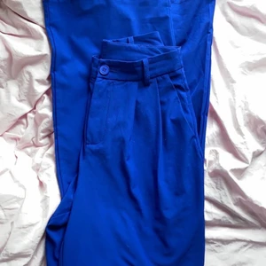 jättefina blå kostymbyxor  - ett par super fina kostymbyxor som är helt perfekta nu till sommarn💕de är jättesköna och passar perfekt till både finare tillfällen och vardags💕vid frågor eller om ni vill ha fler bilder är det bara att höra av sig 💕180kr + frakt💕