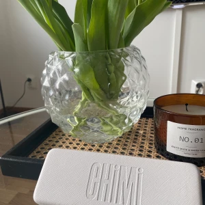 Chimi eyewear - Chimi eyewear solglasögon i färgen Peach, modell #005 använda fåtal gånger, har en liten svart repa på högra sidan. Därav priset ( orginalpris 979kr)