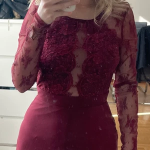 Jumpsuit  - Väldigt fin vinröd jumpsuit. Storlek 36. Använd vid 1 tillfälle, väldigt bra skick. Skriv för fler bilder 💗