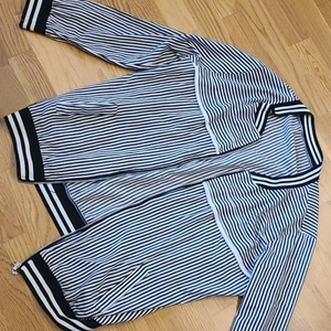 Gullig kofta i storlek S/M - Randig svart/vitt, skön material med bra skick OBS! Frakt ej inkluderat men priser går alltid att diskutera 🤍🤍 skriv kring frågor o flera bilder