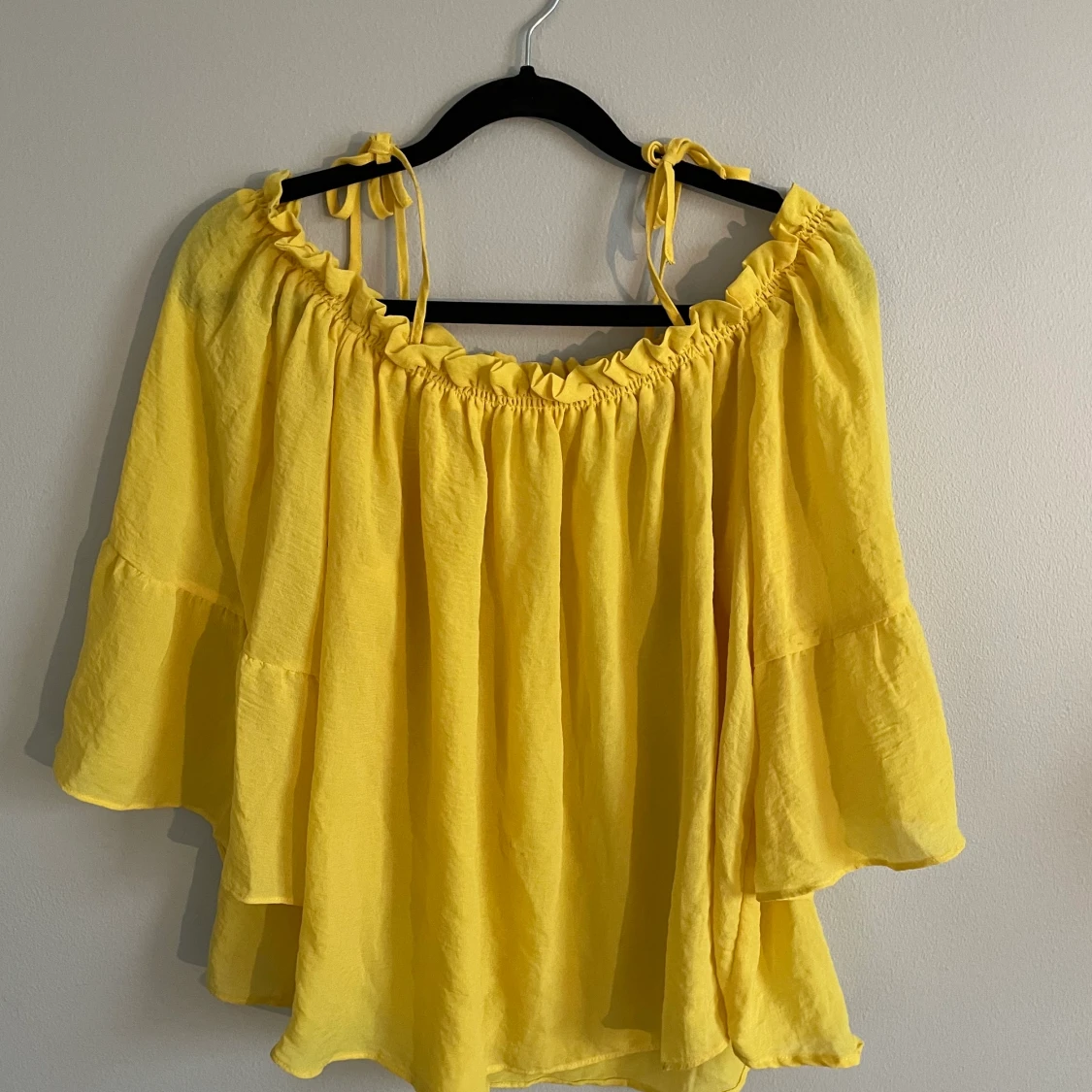 Gul partytopp med bara axlar - 91