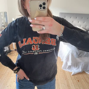 Tröja med tryck - Fin tröja köpt second hand❤️‍🔥 bra skick, har dock två prickar som ser ut som bleckta fläckar men var så när jag köpte den! Köparen står för frakt