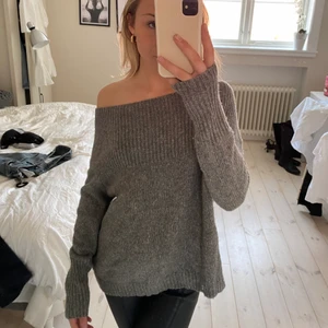 Stickad tröja Off Shoulder - Knappt använd❤️