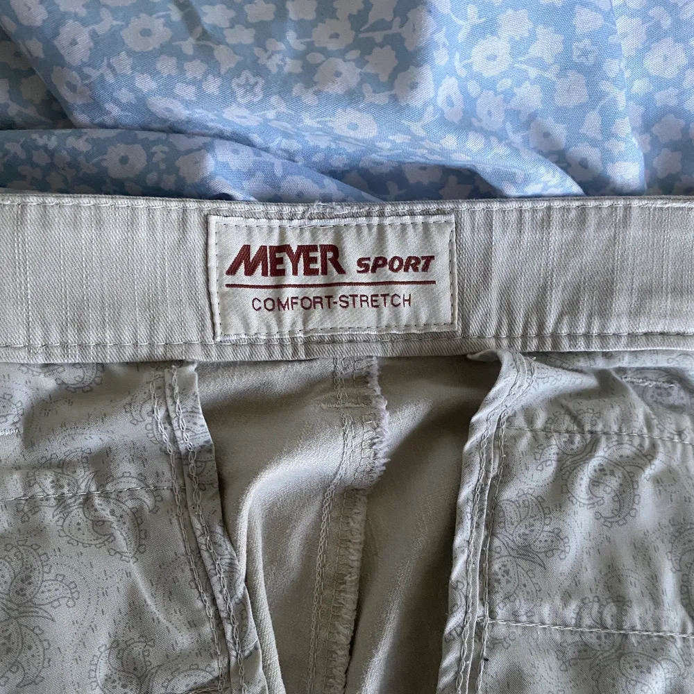 Säljer nu mina älskade byxor från meyer🤩. Jätte bra nu tills sommaren, ganska tunt material. Säljer pga dem har blivit för korta.Jag är 178 o skulle säga att de passar bättre på någon som är 170-175.💞skriv för flera bilder.💗. Jeans & Byxor.