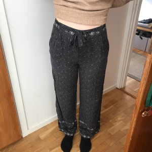 Mönstrade byxor - Jättefina byxor med bohemiskt mönster i storlek 36. Säljer pga för små för mig. Är i nyskick och har inte någon stretch förutom i midjan, jätte skönt tyg. Kan mötas upp annars tillkommer frakt!! Valfritt frakt alternativ med postnord.