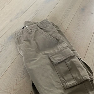 Peak performance byxor - Super snygga byxor som tyvärr var för små för mig. Skulle säga att de är i storlek S då jag har M och de passade inte. Köpta här på Plick. Frakten är spårbar och köparen står för frakten. 