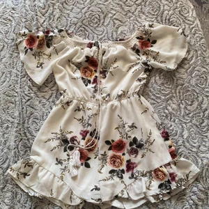 Playsuit  - Jag säljer en blommig playsuit från Madlady. Har bara använt den ett fåtal gångar, vilket innebär att den är i ett väldigt bra skick!🤩