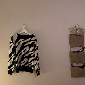 Stickad tröja med zebramönster från PrettyLittleThing 🤍🖤 Lappen sitter kvar så den är endast testad! storlek M/L 🤍 Köparen står för frakt!