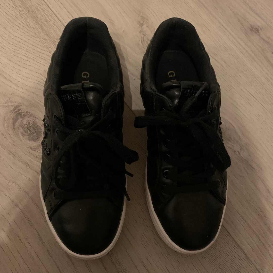 Guess skor med nitar - 90