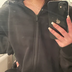 Svart oversized zip up hoodie  - En jätte fin svart oversized zip up hoodie som är sjukt bekväm och snygg