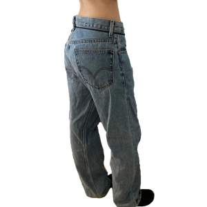 Lågmidjade jeans från levis, modell 505 och unisex. Storlek W34 och L32, de är ganska för stora för mig som brukar ha S/W29 men funkar med ett bälte eller om man har storlek M-XL ungefär. (Jag är 176cm). Skriv om du har fler frågor, köparen står för frakt :)