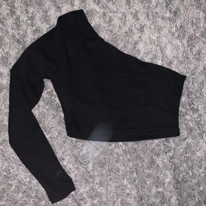 Topp - Ansvälld en gång… i provrummet. Sitter jättefint, men är inte rikigt min stil.