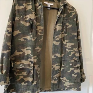 Kamouflage jacka  - En kamouflage jacka, från Nelly i storlek 34, skulle mer säga att den är som en 36/S