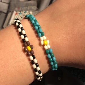 Armband - 🏁Pärlat rutigt armband! Bestämm färger och med/utan blomma🏁 70kr+ frakt (mycket tidsarbete🤪)