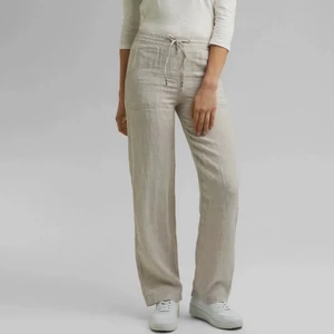 Esprit linnebyxor  - Intressekoll på mina supersnygga linnebyxor , som nya! Storlek 38 men passar allt från 34-40 beroende på hur man vill att de ska sitta, jag är en 36. Budet börjar på 400kr!❤️ 