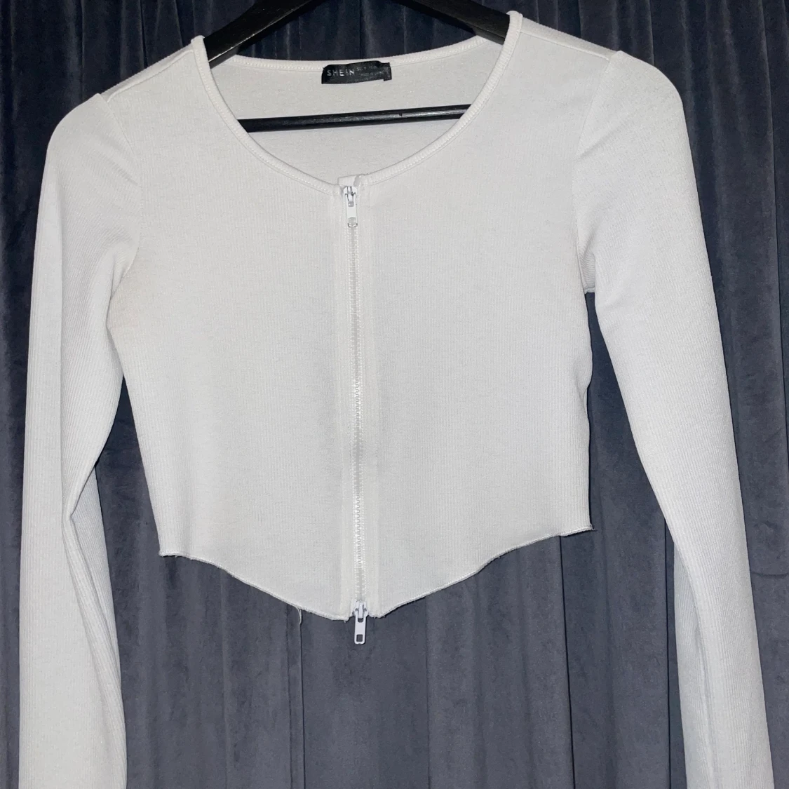 Vit långärmad tröja med dragkedja