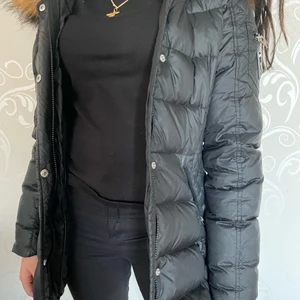 Rock and Blue jacka i strl 36 - Säljer en Rock and blue jacka med päls som är i färgen svart, jackan är i fint skick och har endast använts ett par gånger under en vinter men nu inte längre passar. Jackan är i storlek 36 men passsr även en som har strl 34 då passformen är väldigt lika. Säljer jackan för 1500 kr då ordinarie priset är 2100 kr (gällande intresse eller frågor kontakta mig) (bilderna är mina egna och även tagna av mig) 