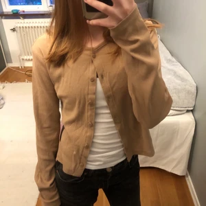 Beige topp - Superfin beige/brun topp med knappar från Lager 157 Den är i storlek L men passar mig som har xs/s! Den är aldrig använd endast provad!❤️