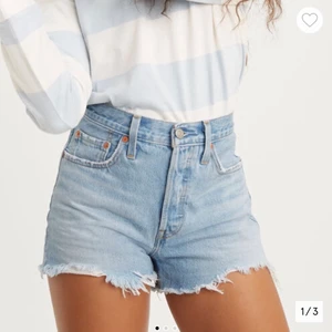 Levis jeansshorts  - Klassiska Levis 501 i riktigt snygg tvätt och lagom slitning och längd. Använda endast en gång då modellen dessvärre inte var den bästa för mig. 