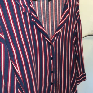 Oversized skjorta  - Jättemysig skjorta som tyvärr inte kommer till användning, köpt på HM några år sen, men knappast använd. Fråga gärna ifall det behövs bild på hur den ser ut på <3 köparen står för frakt 