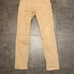 BEIGA CHINOS  - Ett par riktigt snygga och sköna chinos i en latte färgaf fin färg. Dom är väldigt sköna att ha på sig och är smidig att knäppa (tycker jag) jag säljer dom eftersom att dom inte riktigt känns som min stil.  Köpta för ca 1000 pris kan diskuteras 
