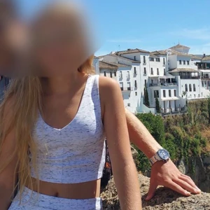 Matchande Croptop och Short/ kjol - Ett matchande sett från hollister, väldigt bra skick, STRL: XS, (frakt: 45kr)