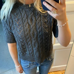 Stickad tröja - Sjukt snygg stickad tröja från Zara, passar till allt!! Säljer vid bra bud. (BUD PÅ 370, Köp för 380 direkt)