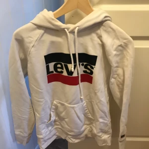 Levi’s Hoodie - Köpte den i USA för ungefär 3 år sen, har tyvärr inte kommit till andvändning tyvärr:/