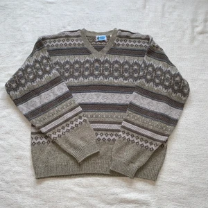 Stickad tröja - I bra skick! Köptes på Beyond Retro