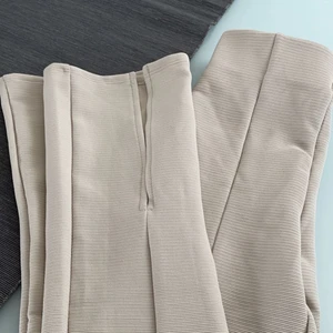 Byxor med slits - Ett par beige tights / kostymbyxor med slits. Säljer då de är för långa för mig. Sitter som en smäck! Skriv för fler bilder💗