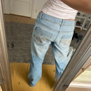 Ljusblå Jeans - Säljer dessa superfina jeansen. Midjemått är 79💕 säljer endast vi bra bud då jag är osäker på om jag vill sälja. 