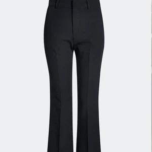 Kostymbyxor - Svarta kostymbyxor m bootcut från bikbok, strl 36
