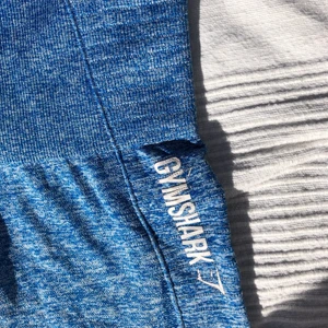 Gymshark seamless tights - Säljer ett par gymshark seamless tights som knappt är använda. Perfekt skick förutom några sprickor i loggan som brukar förekomma efter första tvätten. Slutsåld kollektion sedan lång tid tillbaka! Frakt ingår.