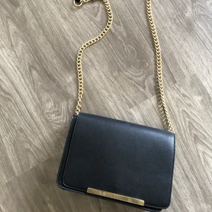 Axelväska - Säljer väskan då den aldrig kommer till användning. Skriv för fler bilder! 70kr + frakt💕