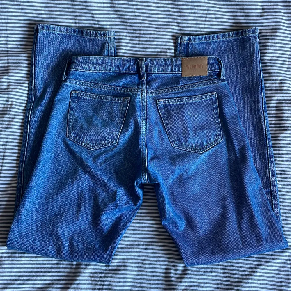Slutsålda jeans från Weekday. Dom är i bra skick och har inga defekter 💚 Ordenariepris 500kr🌸. Jeans & Byxor.