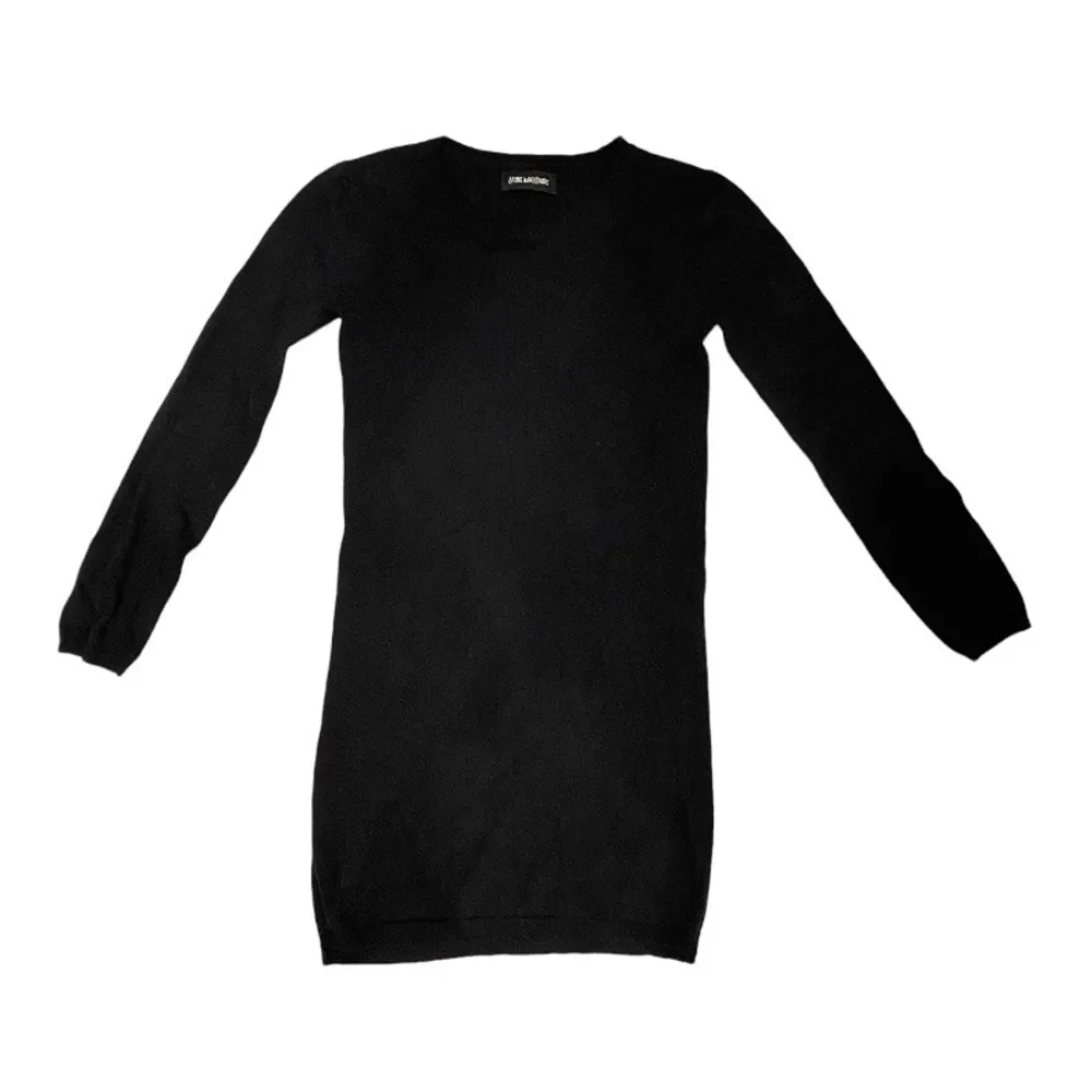 En svart tröja från märket Zadig & Voltaire, med ett tryck föreställande en döskalle på ryggen. Modellen är lång (76 cm) och mycket bekväm! . Tröjor & Koftor.