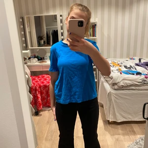 T-shirt - En jätte fin blå t-shirt från Zara som är sparsamt använd💙💙💙