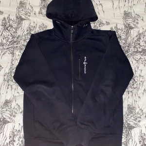 Sail racing storlek S - Plagget är nästan splitter nytt o det var köpt för 1300kr och där e ingeting på den utan att den ser ut som ny när man köper den från en butik och inga konstigheter alls med den 