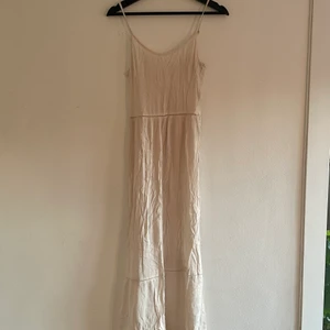 Underbar maxiklänning  - Beige maxiklänning med snörning i ryggen från H&M ❤ Coachella kollektionen som släpptes för… 8 år sen? aldrig använd. 150kr